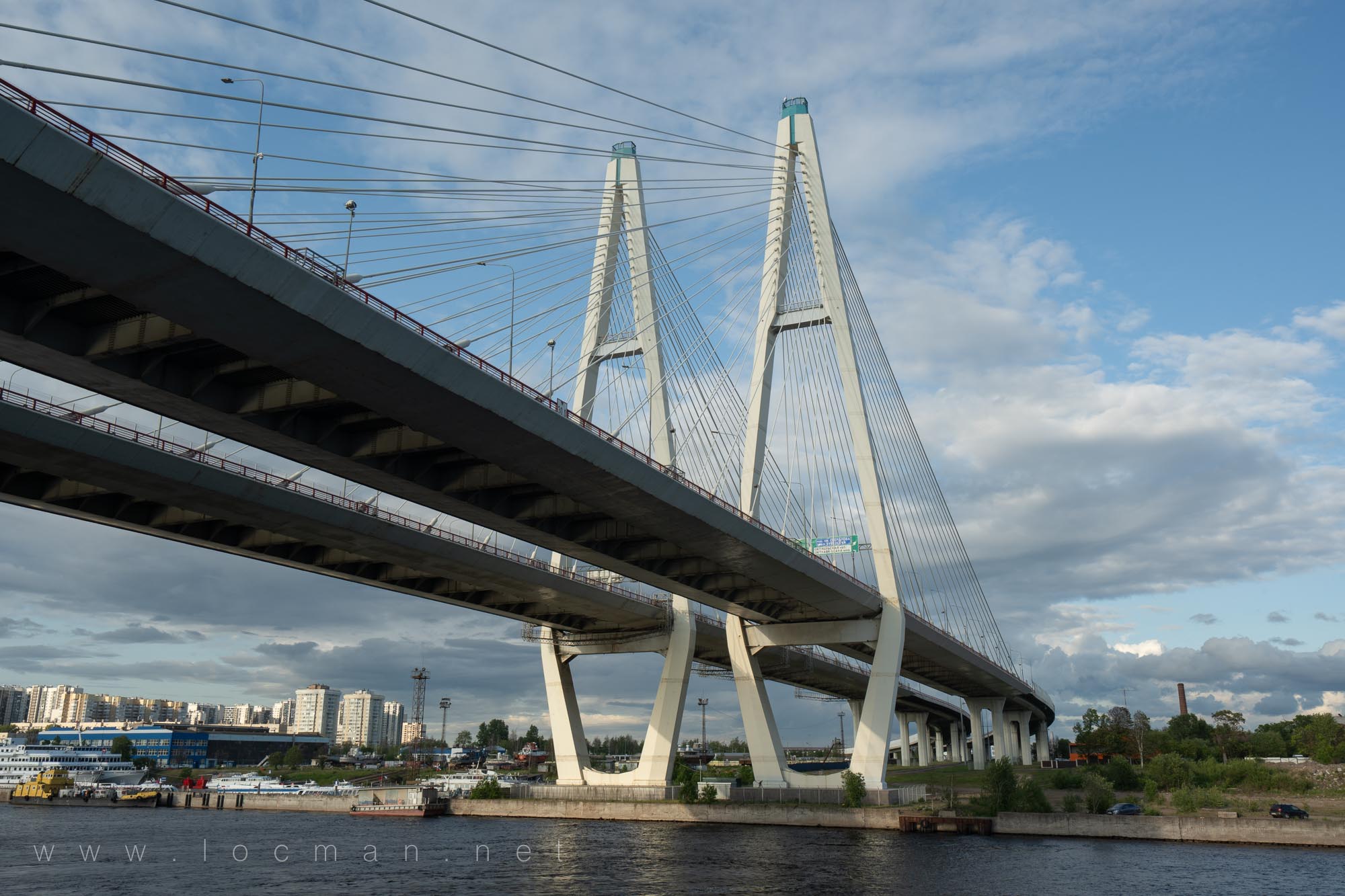 Мост Кольцевой автодороги через Неву в Санкт-Петербурге Мост Кольцевой автодороги через Неву в Санкт-Петербурге