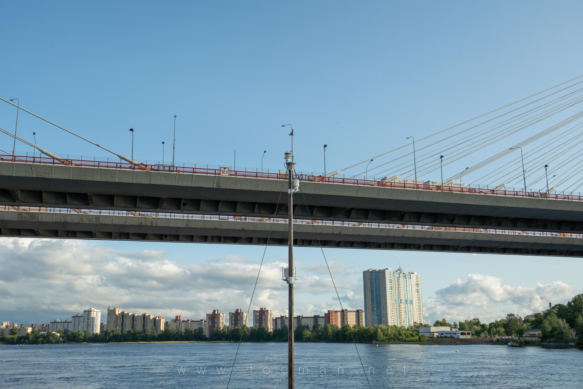 Туристический теплоход проходит под мостом Туристический теплоход проходит под мостом