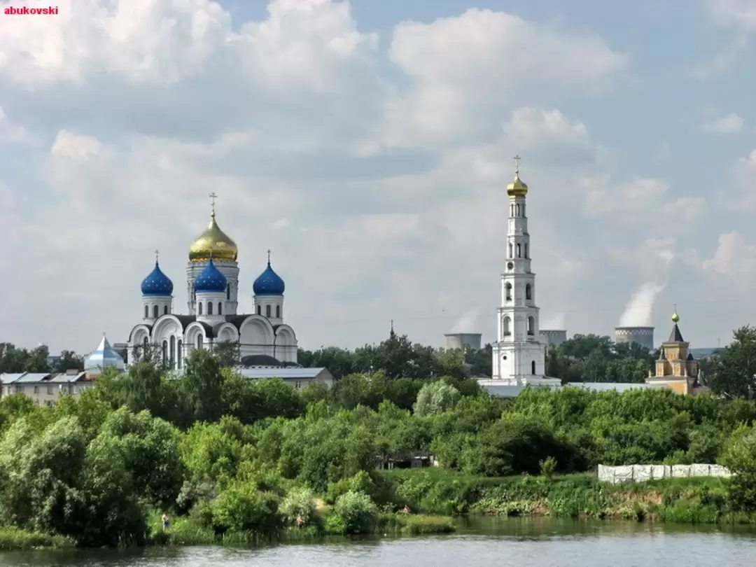 Николо-Угрешский монастырь, фото с Москвы-реки Николо-Угрешский монастырь, фото с Москвы-реки