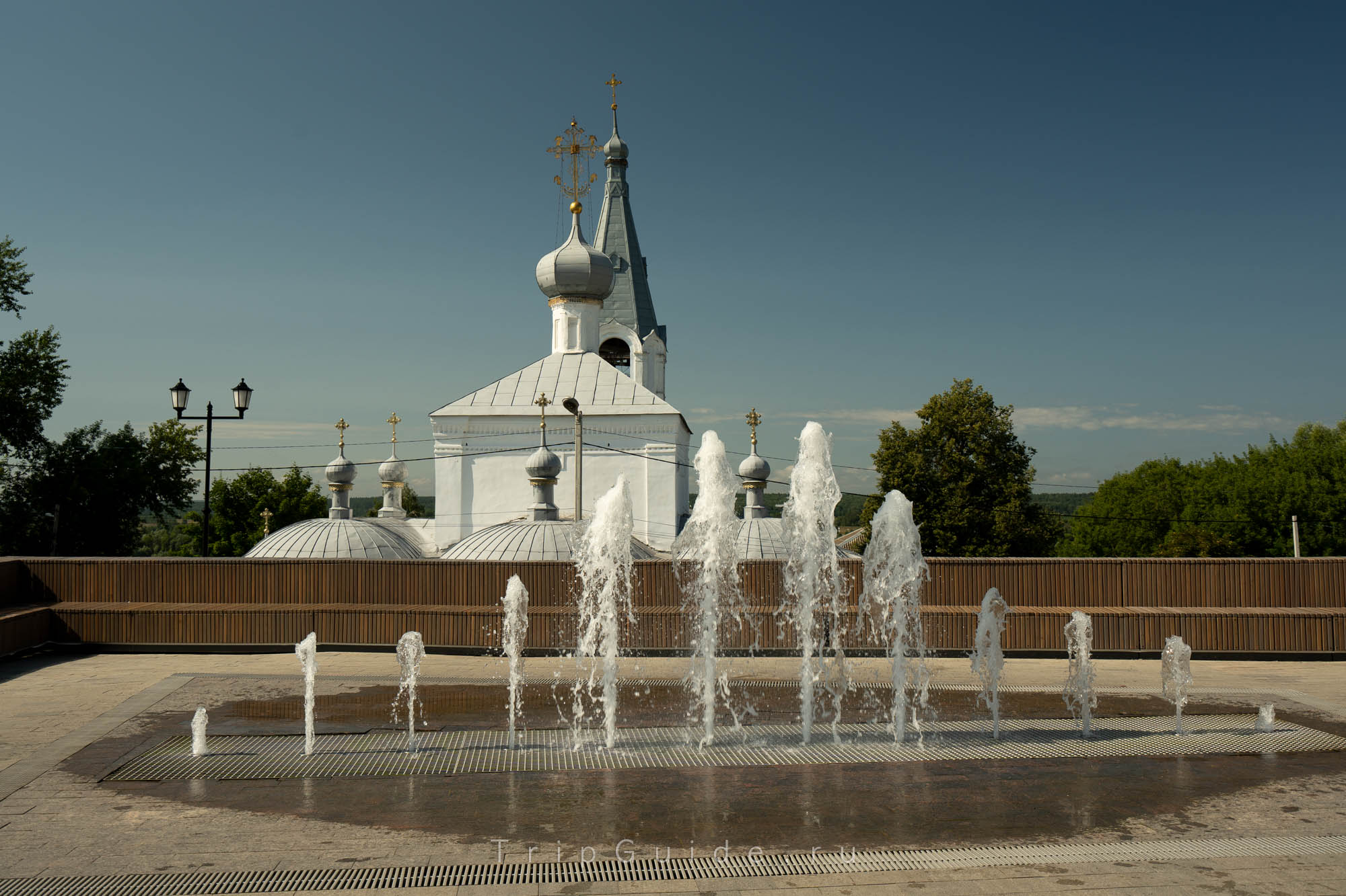 Фонтан и Благовещенская церковь