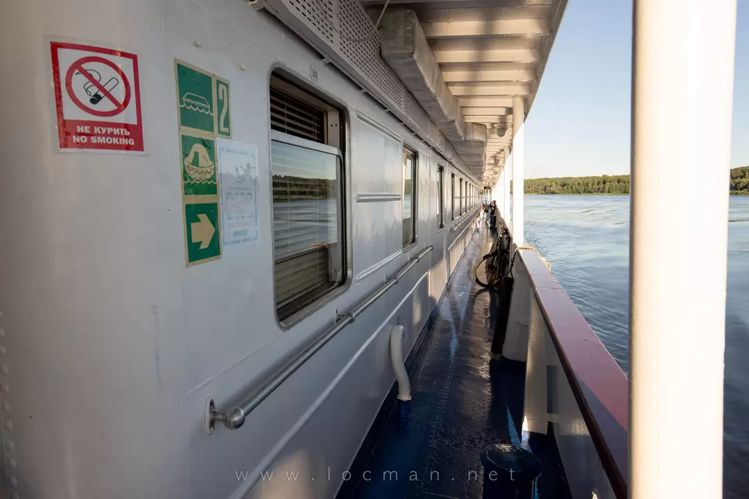 Открытая часть главной палубы, используется в основном командой во время швартовки и других операций Открытая часть главной палубы, используется в основном командой во время швартовки и других операций