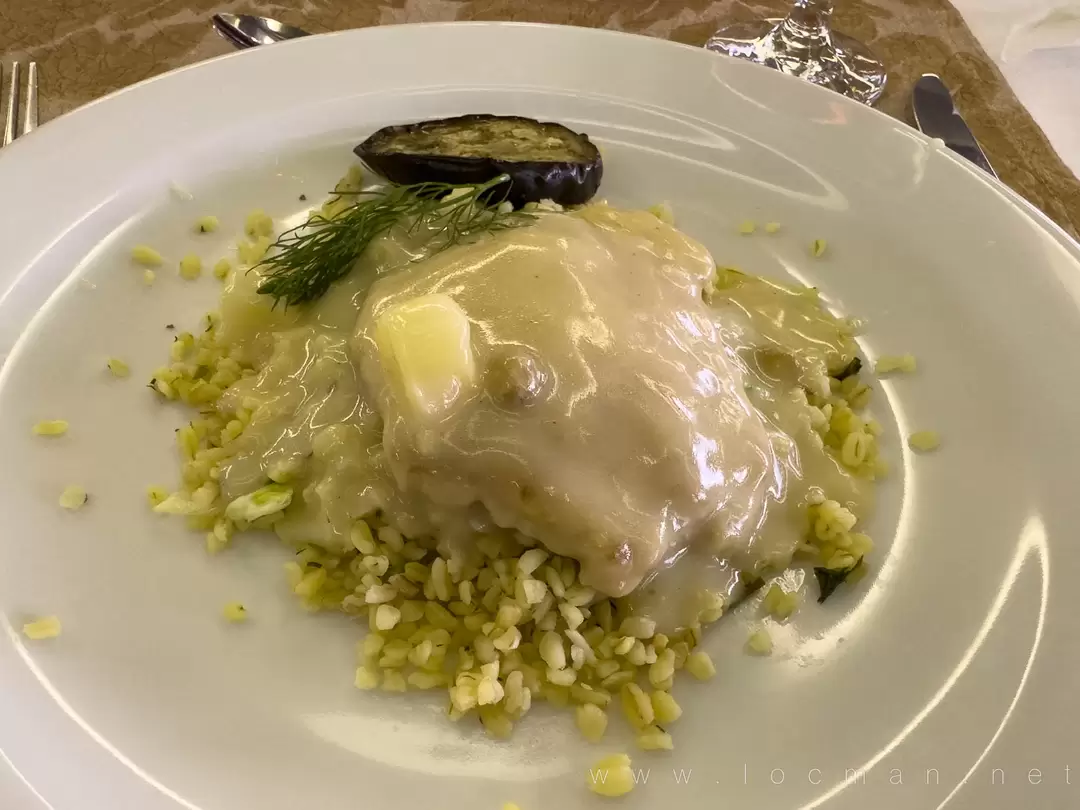 Филе индейки с соусом «Бешамель» с булгуром, пряными травами и печёными баклажанами, ресторан теплохода «Василий Суриков» Филе индейки с соусом «Бешамель» с булгуром, пряными травами и печёными баклажанами, ресторан теплохода «Василий Суриков»