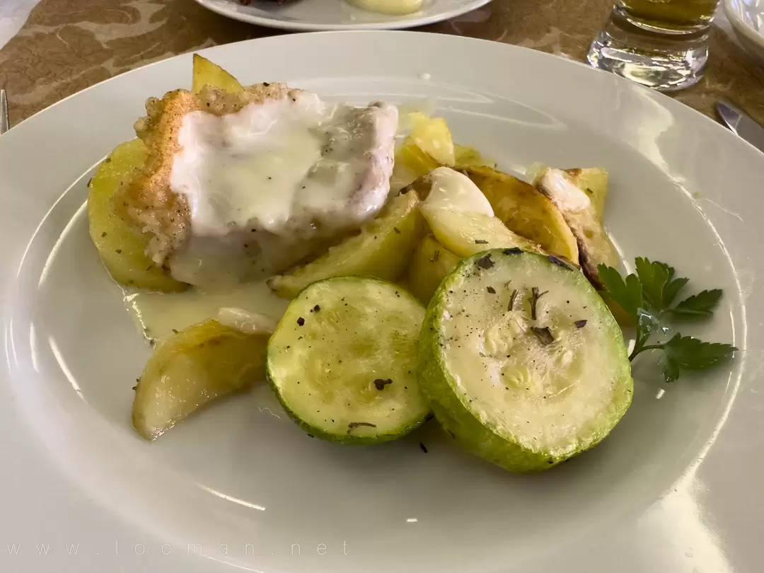 Филе морского окуня, жареное в муке, с картофелем, запечённым в розмарине, кабачками печёными и голландским соусом в ресторане теплохода «Василий Суриков» Филе морского окуня, жареное в муке, с картофелем, запечённым в розмарине, кабачками печёными и голландским соусом в ресторане теплохода «Василий Суриков»
