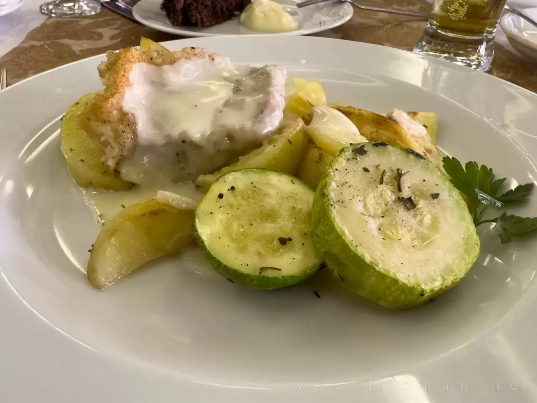 Филе морского окуня, жареное в муке, с картофелем, запечённым в розмарине, кабачками печёными и голландским соусом, ресторан теплохода «Василий Суриков» Филе морского окуня, жареное в муке, с картофелем, запечённым в розмарине, кабачками печёными и голландским соусом, ресторан теплохода «Василий Суриков»