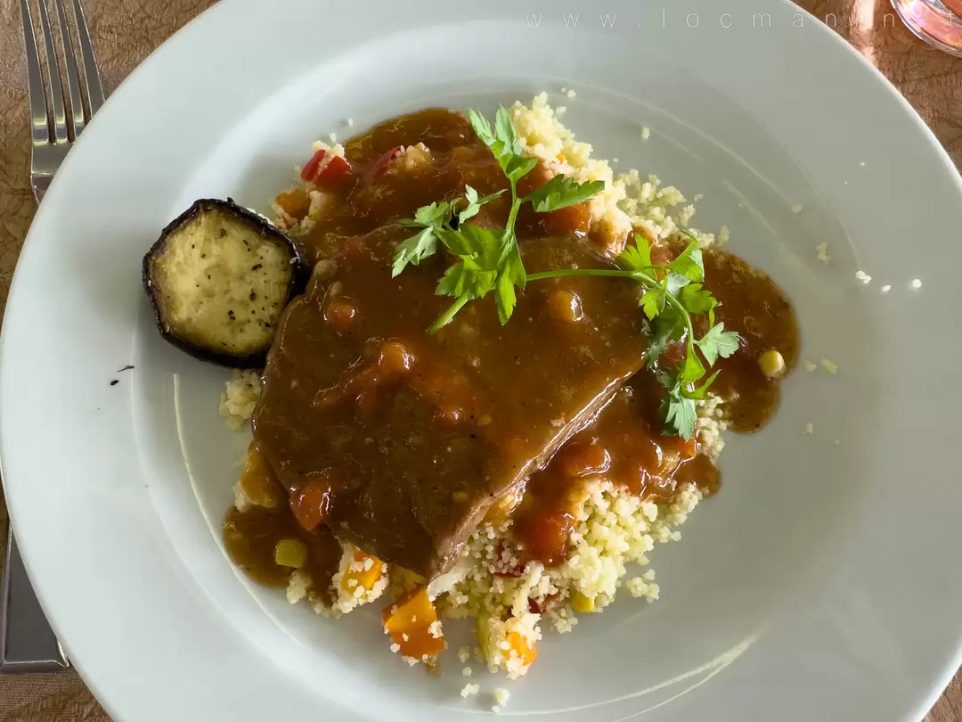 Говядина шпигованная, соус «Помодоро», кус-кус с овощами и печёные баклажаны, ресторан теплохода «Василий Суриков» Говядина шпигованная, соус «Помодоро», кус-кус с овощами и печёные баклажаны, ресторан теплохода «Василий Суриков»