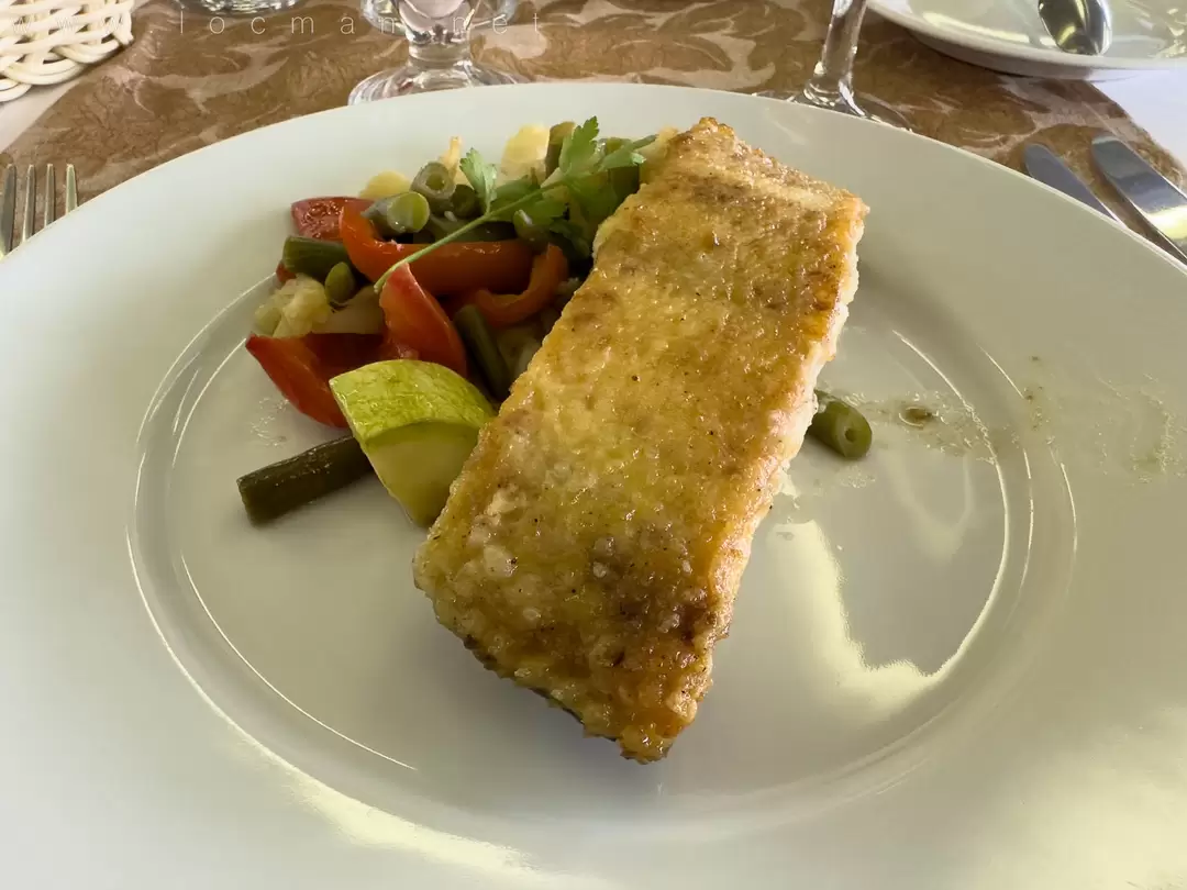 Камбала жареная с овощами «аль-денте» и соусом терияки в ресторане теплохода «Василий Суриков» Камбала жареная с овощами «аль-денте» и соусом терияки в ресторане теплохода «Василий Суриков»