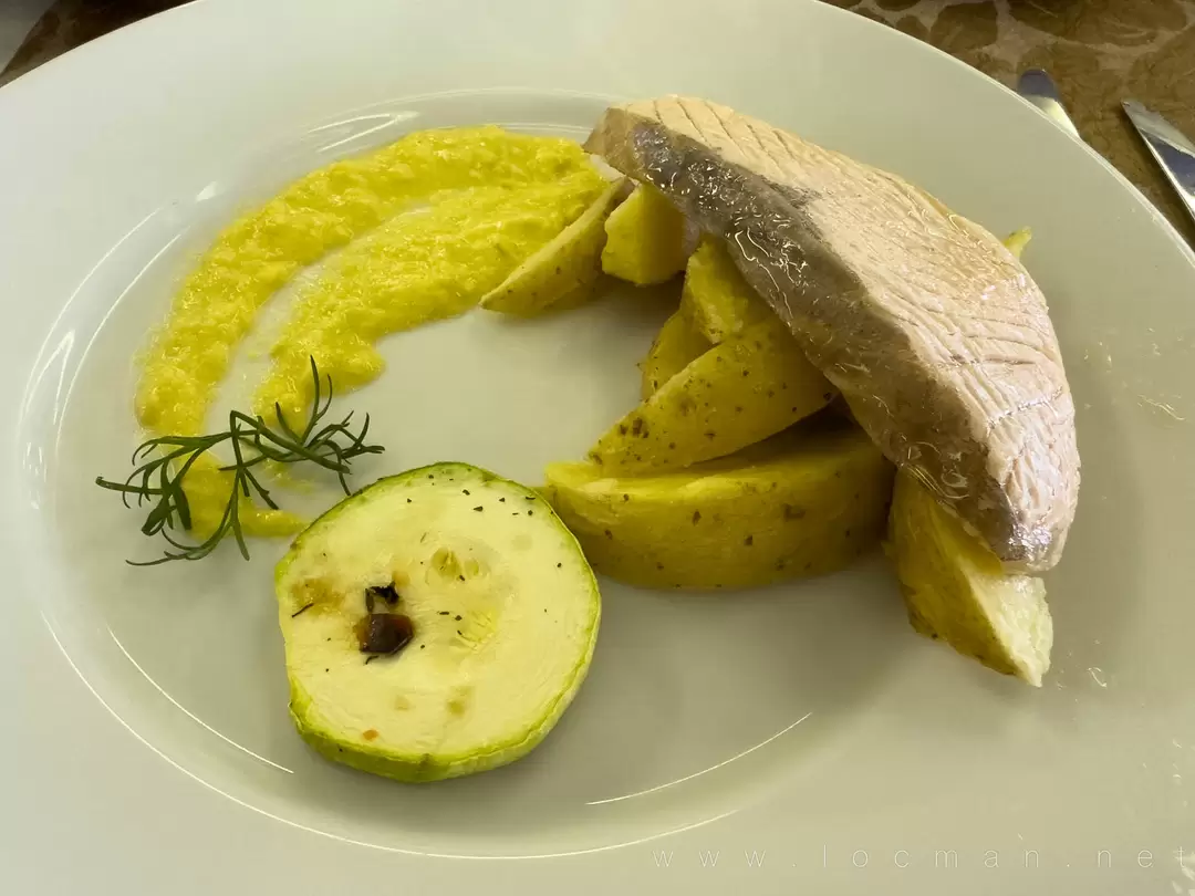 Лосось жареный с картофельными дольками и печёными цукини в ресторане теплохода «Василий Суриков» Лосось жареный с картофельными дольками и печёными цукини в ресторане теплохода «Василий Суриков»