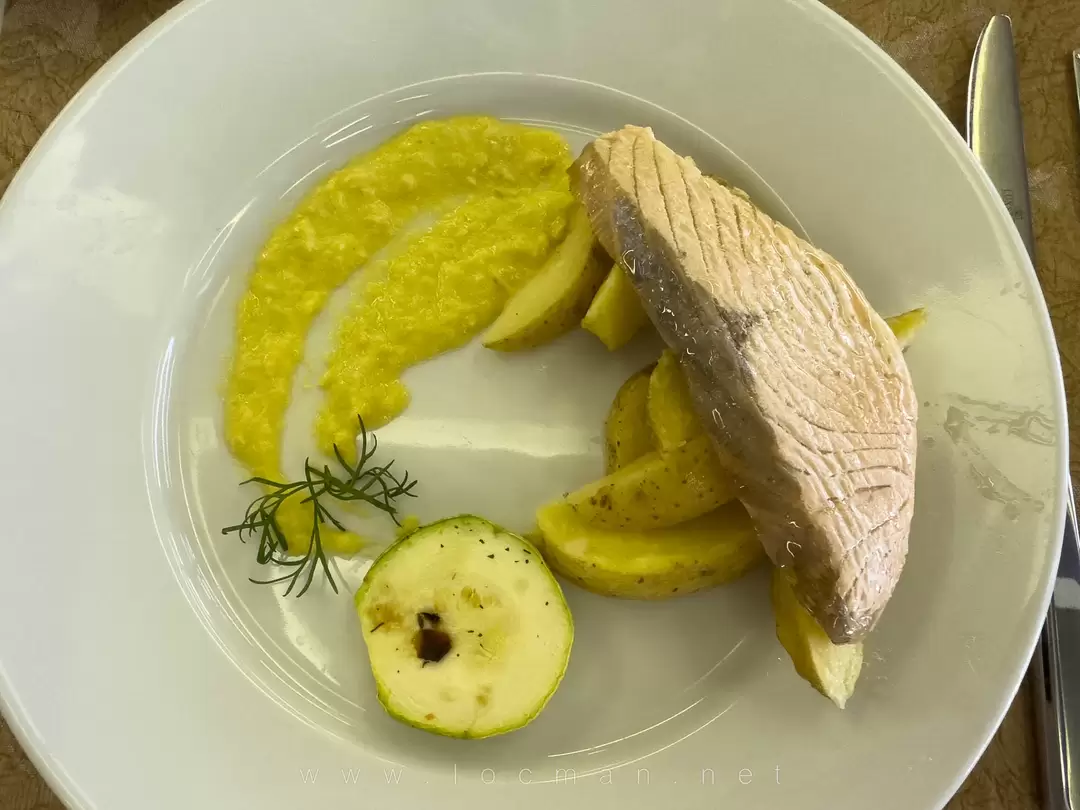Лосось жареный с картофельными дольками и печёными цукини, теплоход «Василий Суриков» Лосось жареный с картофельными дольками и печёными цукини, теплоход «Василий Суриков»