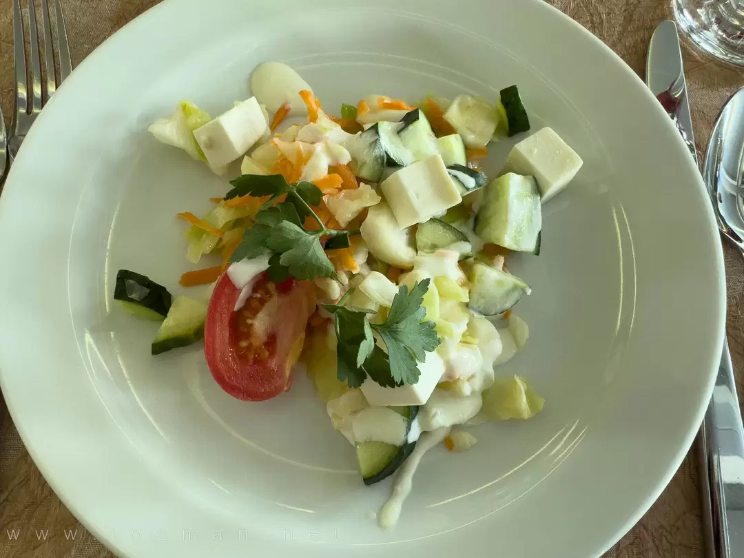 Салат из капусты с брынзой, свежими томатами и огурцами, ресторан теплохода «Василий Суриков» Салат из капусты с брынзой, свежими томатами и огурцами, ресторан теплохода «Василий Суриков»