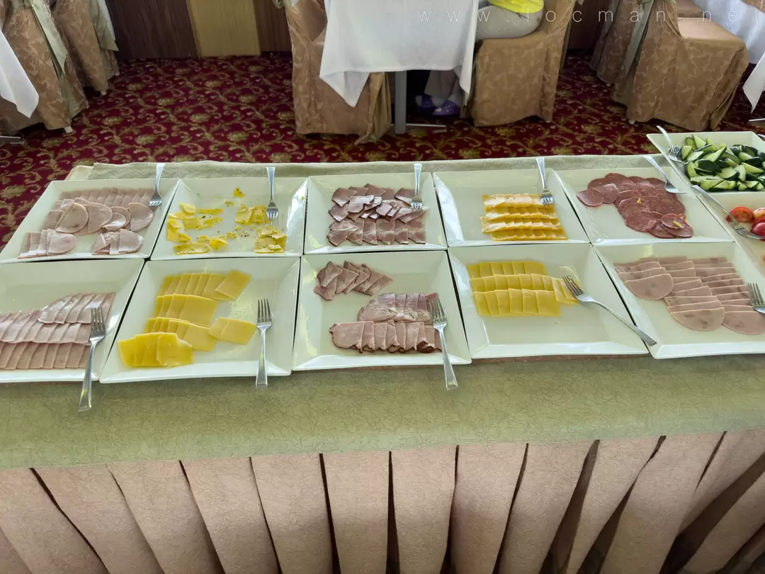Завтрак шведский стол — мясные и сырные нарезки, ресторан теплохода «Василий Суриков» Завтрак шведский стол — мясные и сырные нарезки, ресторан теплохода «Василий Суриков»