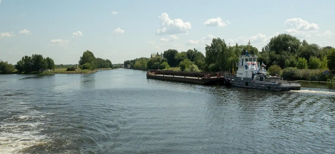 Буксир РТ-365 с баржой на реке Москва Буксир РТ-365 с баржой на реке Москва