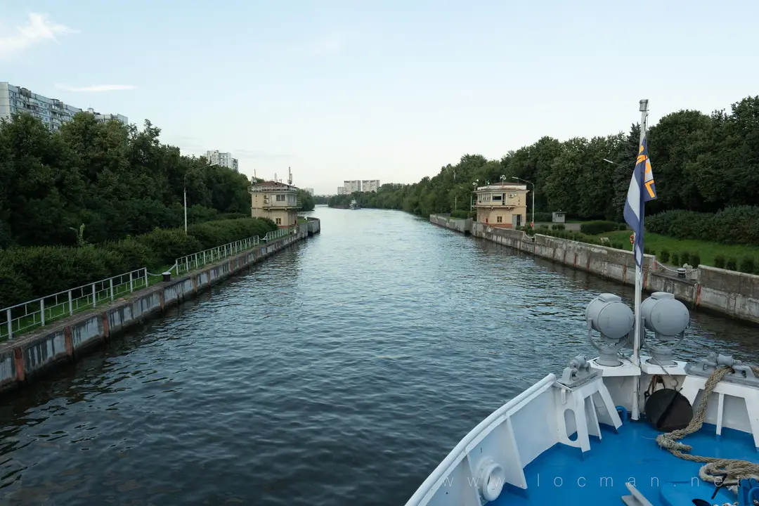 Теплоход выходит из шлюза Теплоход выходит из шлюза