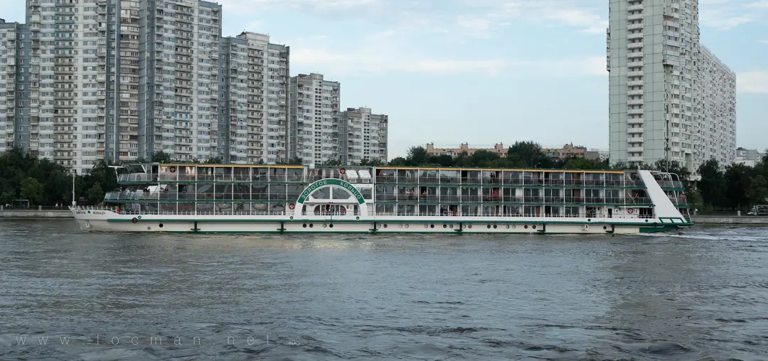 Теплоход «Золотое кольцо» у Южного речного вокзала Теплоход «Золотое кольцо» у Южного речного вокзала
