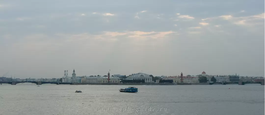 Вид на Стрелку Васильевского острова с Троицкого моста Вид на Стрелку Васильевского острова с Троицкого моста