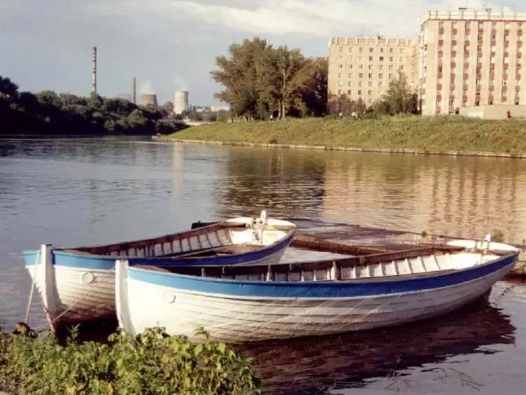 Лодочки на реке в городе Орел