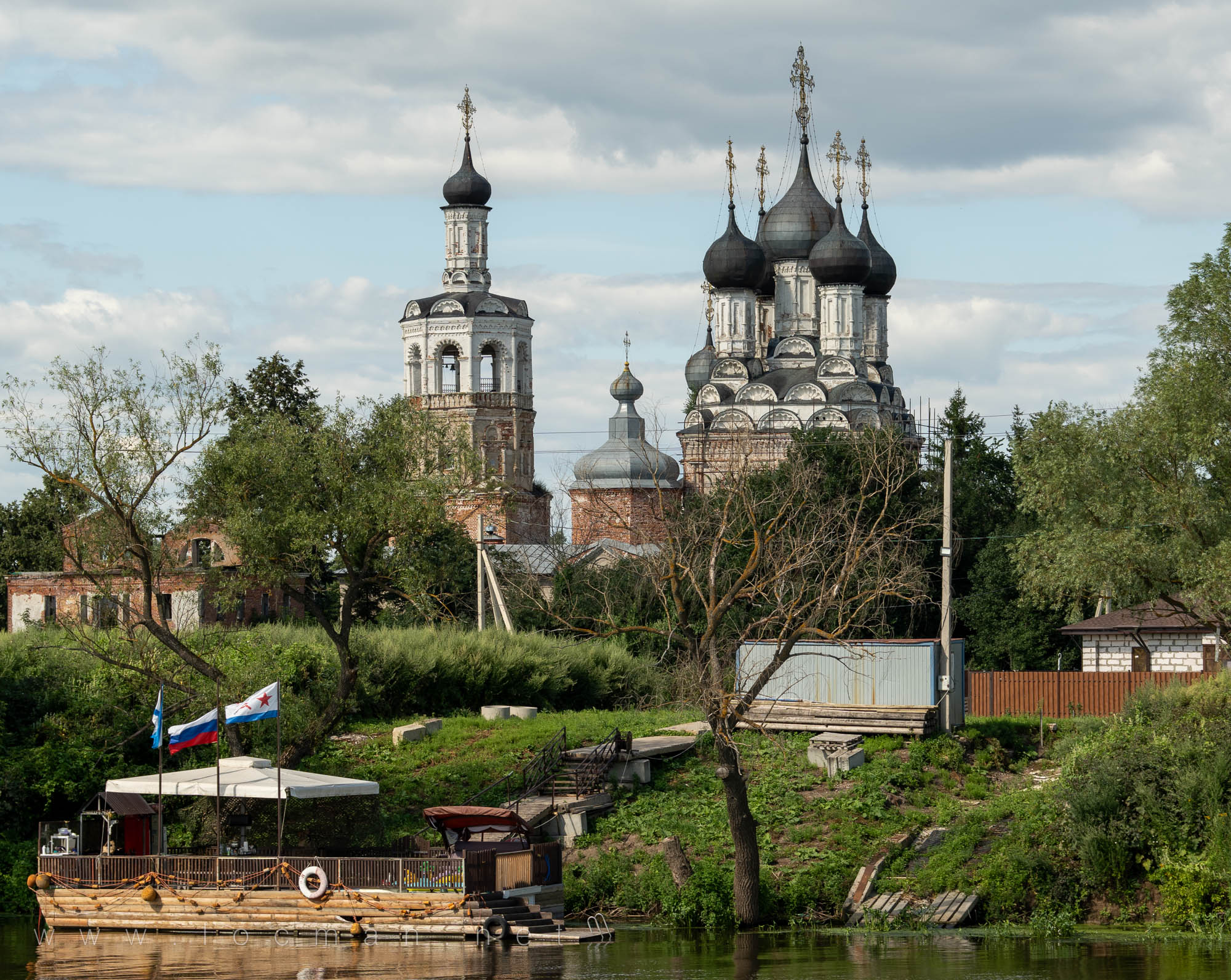 Храм Троицы Живоначальной в селе Дединово, вид с Оки