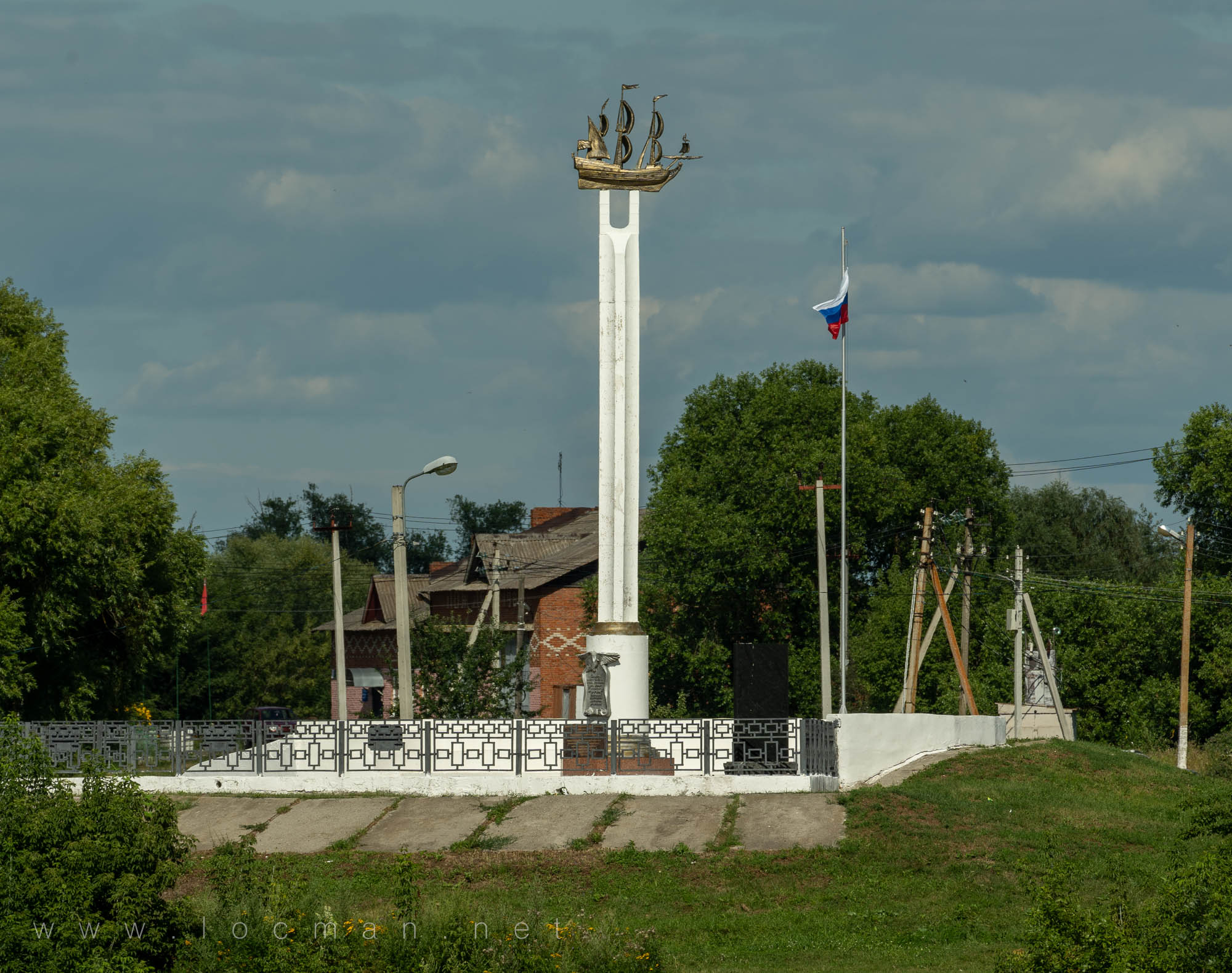 Памятник первому российскому военному кораблю «Орёл», построен в Дединово