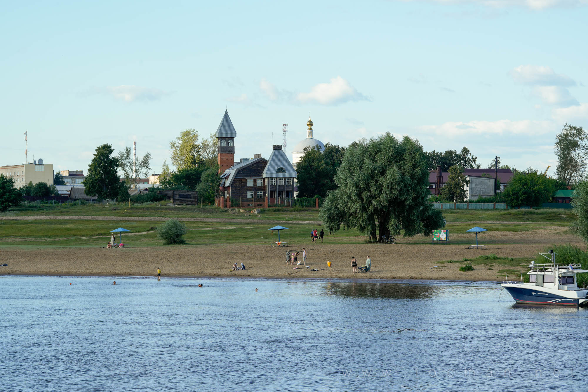 Пляж в посёлке Белоомут