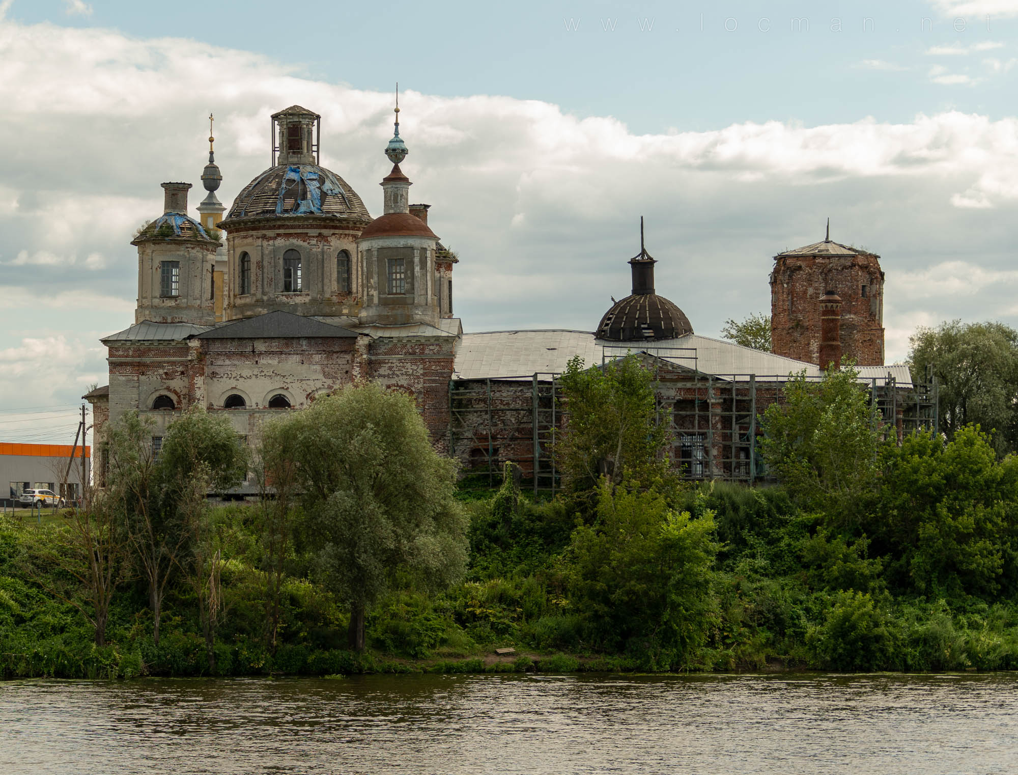 Воскресенский храм на берегу Оки, село Ловцы в Московской области