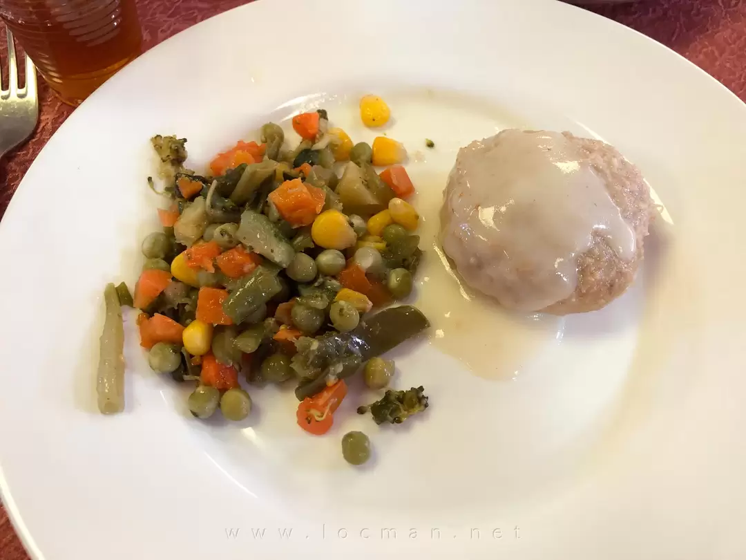 Биточек куриный с сливочным соусом и отварными овощами Биточек куриный с сливочным соусом и отварными овощами