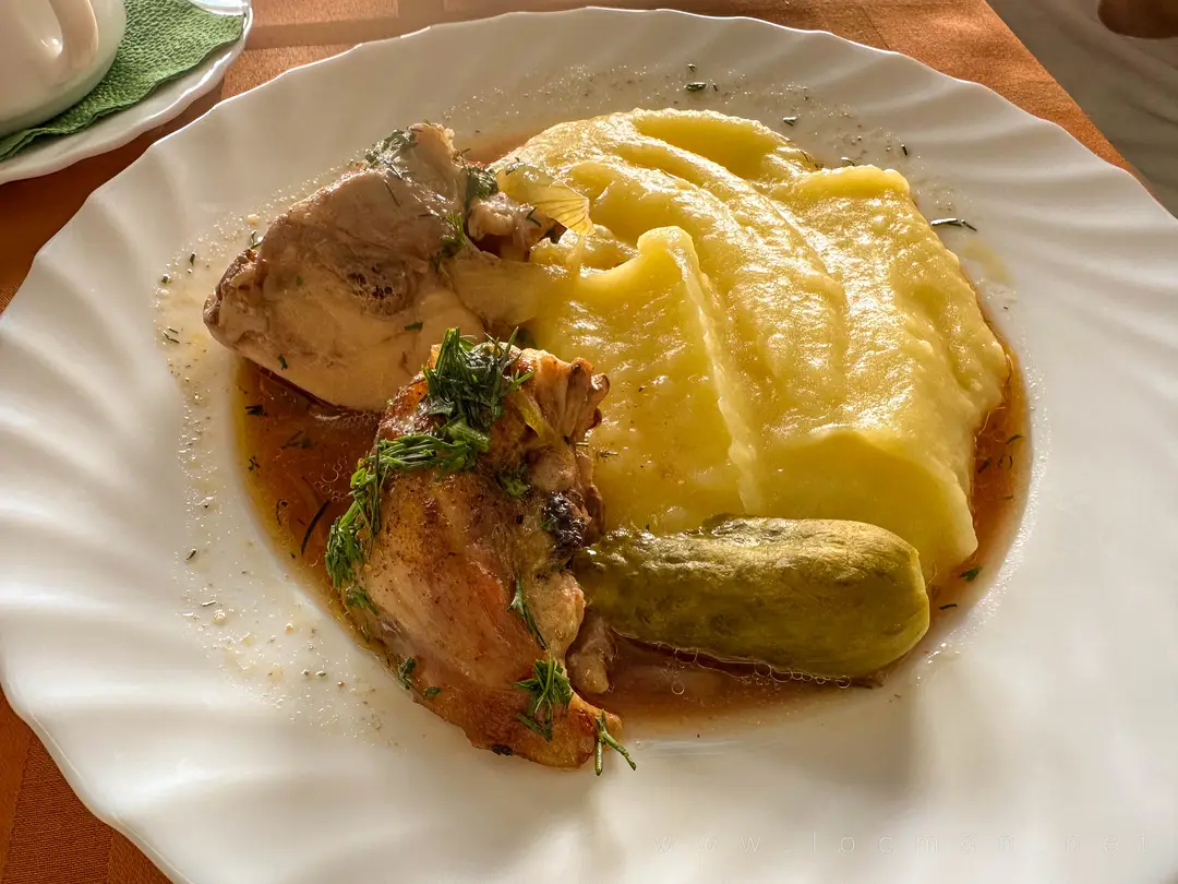 Чахохбили из курицы с картофельным пюре, обед в ресторане теплохода «Сергей Образцов» Чахохбили из курицы с картофельным пюре, обед в ресторане теплохода «Сергей Образцов»