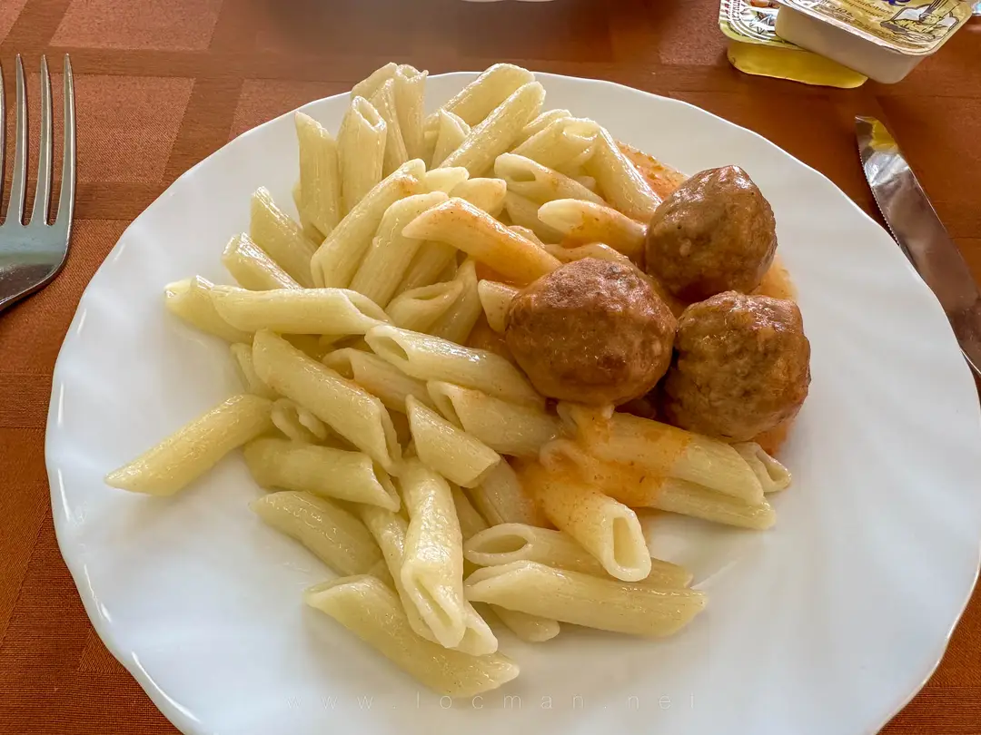 Фрикадельки жареные с макаронами, питание на теплоходе «Сергей Образцов» Фрикадельки жареные с макаронами, питание на теплоходе «Сергей Образцов»