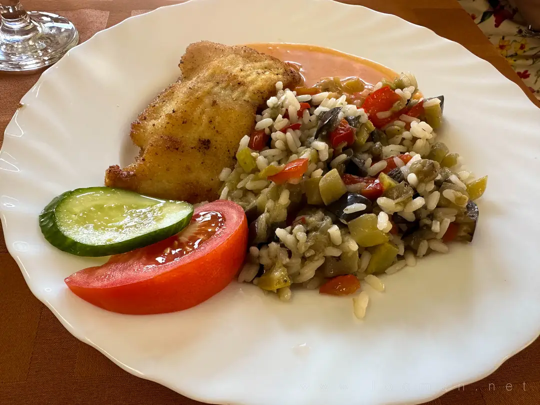 Морской язык жареный с панаше из риса, соус томатно-клюквенный и зелень Морской язык жареный с панаше из риса, соус томатно-клюквенный и зелень