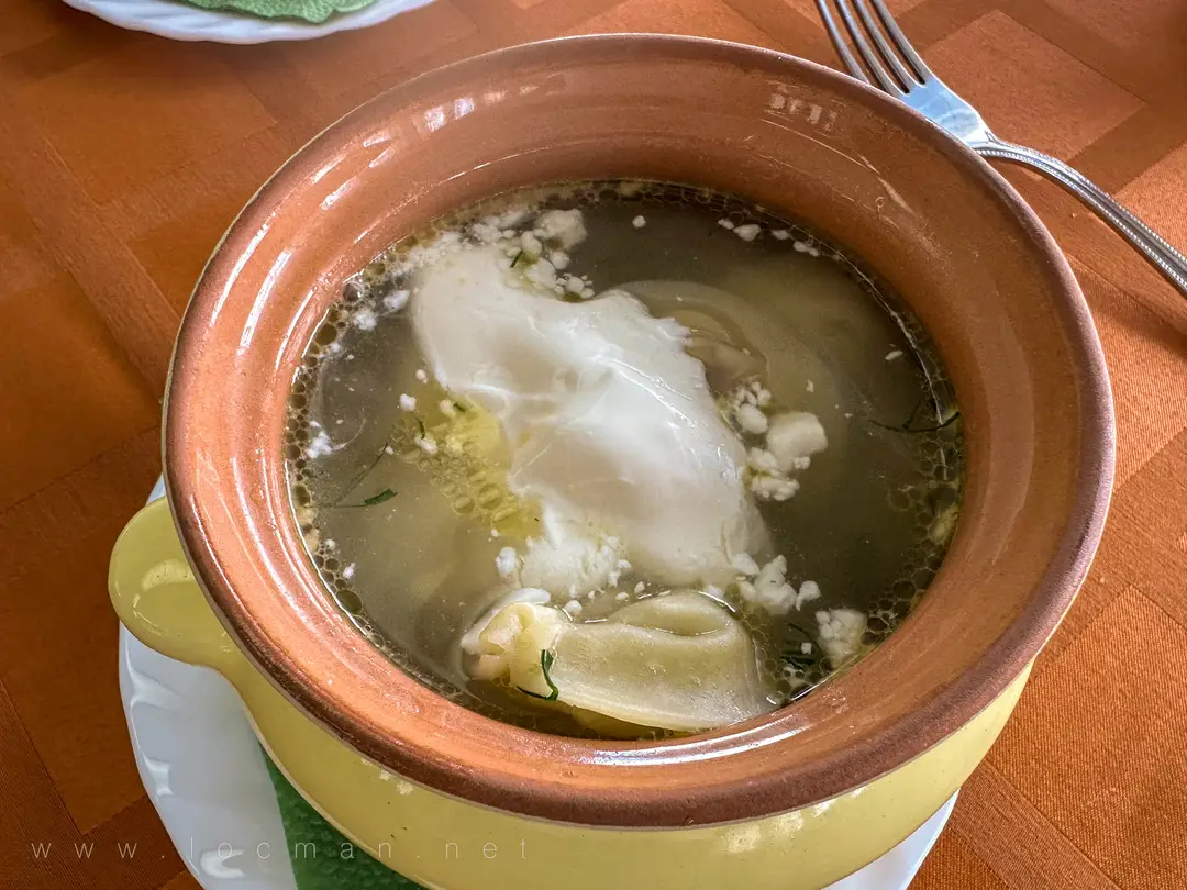Пельмени с бульоном и сметаной, обед Пельмени с бульоном и сметаной, обед