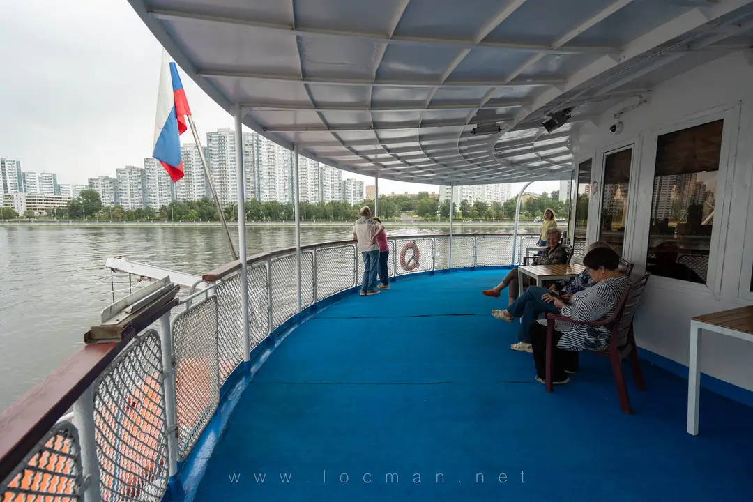 Прогулочная палуба ближе к корме, здесь места для курения Прогулочная палуба ближе к корме, здесь места для курения
