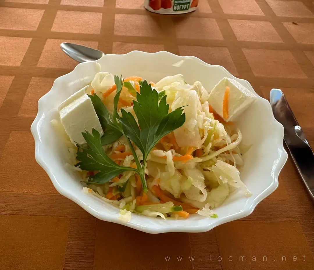 Салат из брынзы с капустой и огурцами, обед на теплоходе «Сергей Образцов» Салат из брынзы с капустой и огурцами, обед на теплоходе «Сергей Образцов»