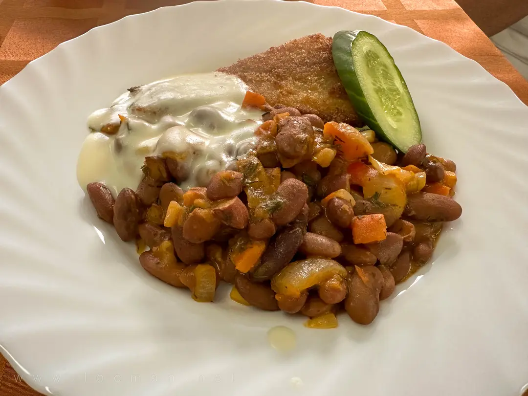Щука жареная в сухарях с тушеной красной фасолью и овощами, ужин Щука жареная в сухарях с тушеной красной фасолью и овощами, ужин