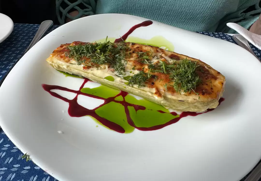 Кабачок, фаршированный овощами, со сметанным соусом Кабачок, фаршированный овощами, со сметанным соусом
