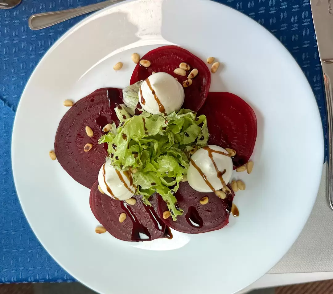 Карпаччо из свеклы с сырным муссом и бальзамическая заправка, теплоход «Волга Стар» Карпаччо из свеклы с сырным муссом и бальзамическая заправка, теплоход «Волга Стар»