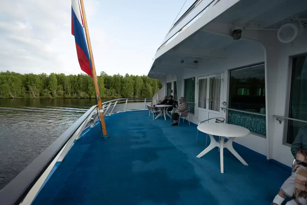 Корма Средней палубы отдана курильщикам на теплоходе «Волга Стар» Корма Средней палубы отдана курильщикам на теплоходе «Волга Стар»