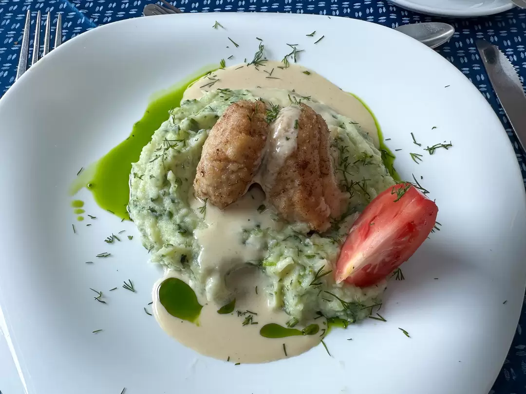 Котлетки куриные, пюре со шпинатом и сливочно-луковый соус Котлетки куриные, пюре со шпинатом и сливочно-луковый соус