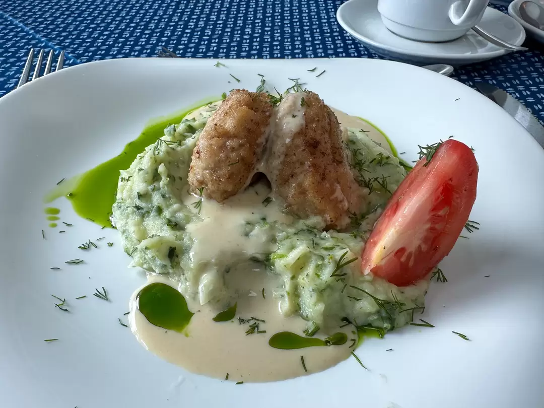 Котлетки куриные, пюре со шпинатом и сливочно-луковый соус Котлетки куриные, пюре со шпинатом и сливочно-луковый соус