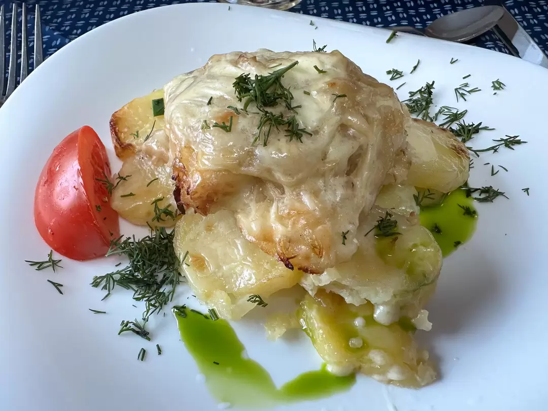 Рыба жареная по-ленинградски (треска, картофель, соус сметанный и лук жареный) Рыба жареная по-ленинградски (треска, картофель, соус сметанный и лук жареный)