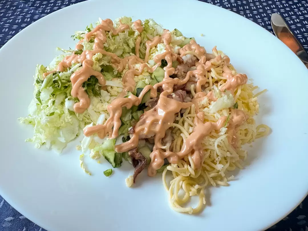 Салат Кобб (огурец, яйцо, бекон жаренный, китайская капуста, сыр, майонез и кетчуп) Салат Кобб (огурец, яйцо, бекон жаренный, китайская капуста, сыр, майонез и кетчуп)