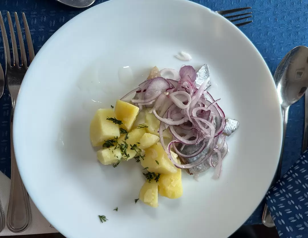 Селедка слабосолёная с картофелем и маринованным луком, теплоход «Волга Стар» Селедка слабосолёная с картофелем и маринованным луком, теплоход «Волга Стар»