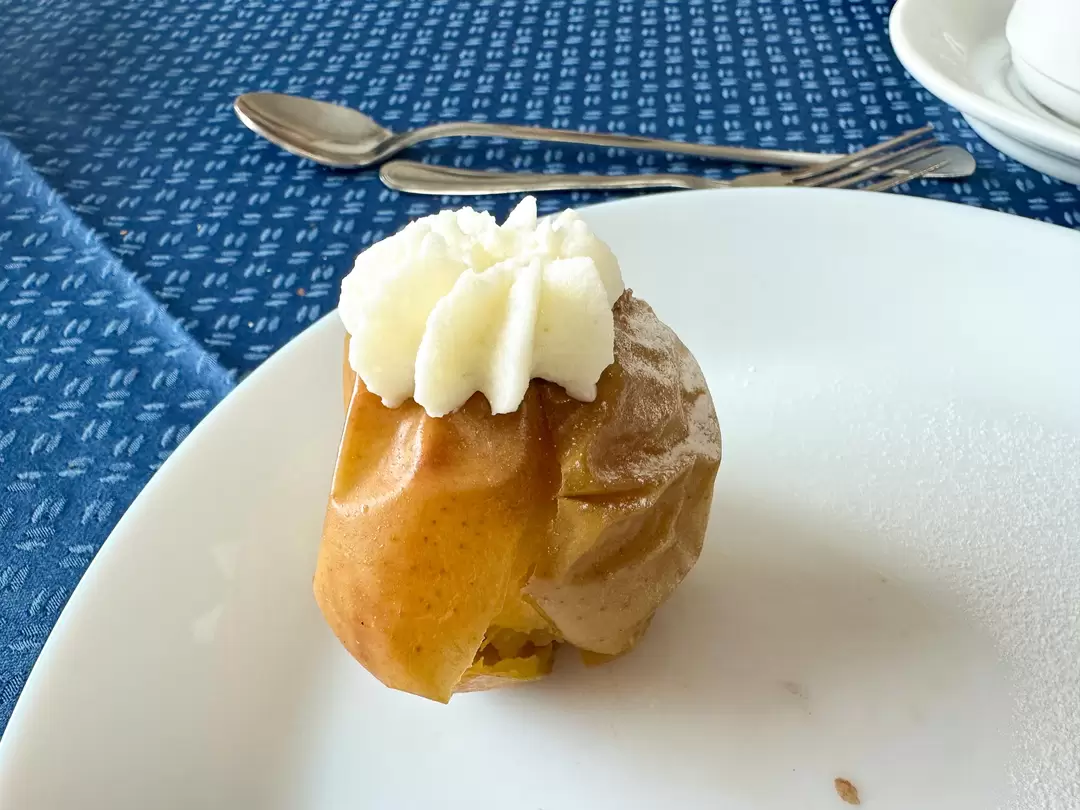 Яблоко, запечённое с орехом и мёдом, ужин на теплоходе «Волга Стар» Яблоко, запечённое с орехом и мёдом, ужин на теплоходе «Волга Стар»